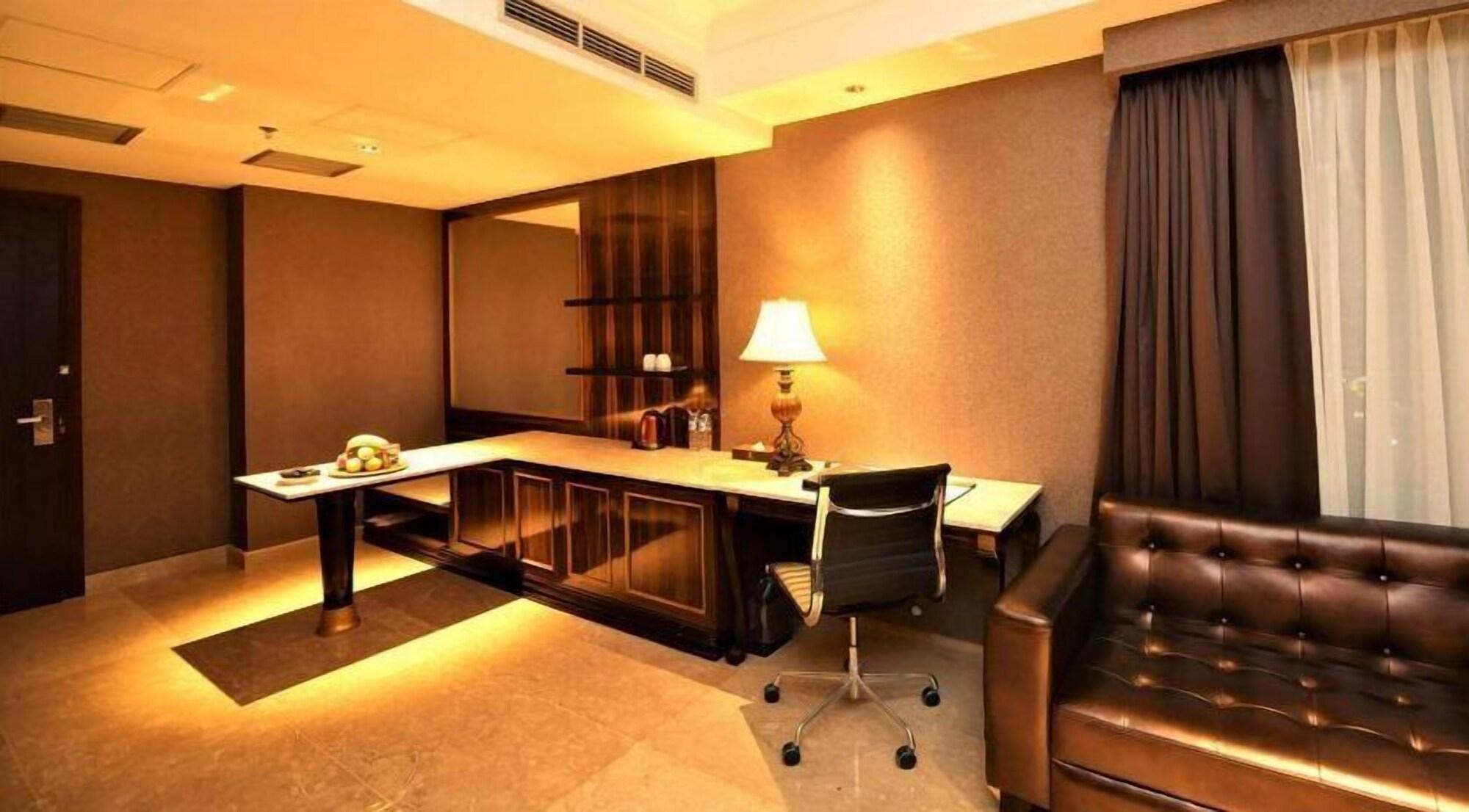 Myko Hotel & Convention Center Makassar Buitenkant foto
