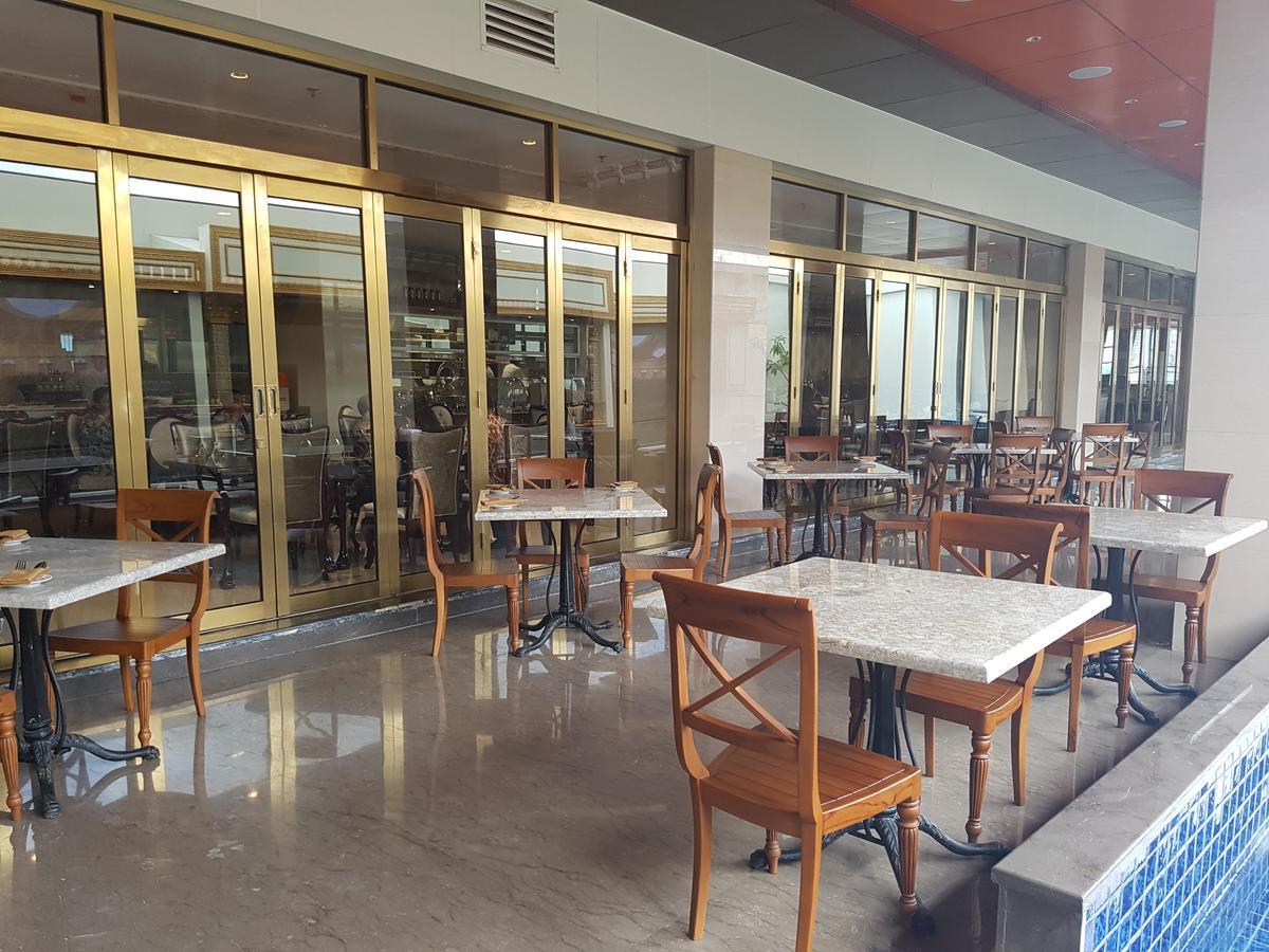 Myko Hotel & Convention Center Makassar Buitenkant foto