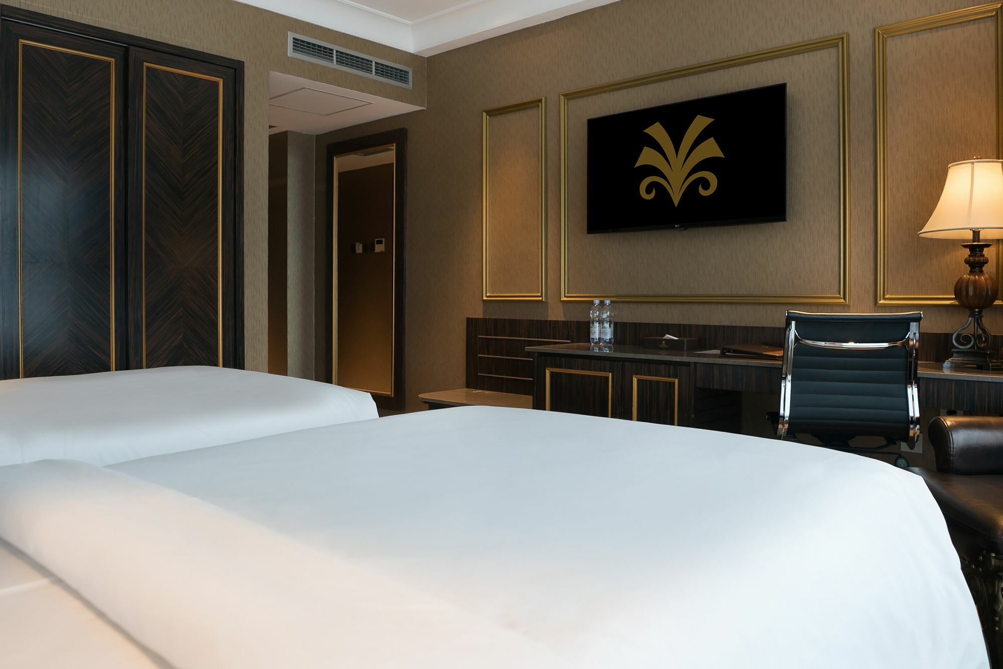 Myko Hotel & Convention Center Makassar Buitenkant foto